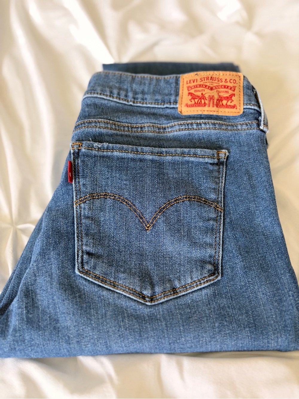 Levi's Women's Medium Blue Skinny Jeans with Signature Pocket
